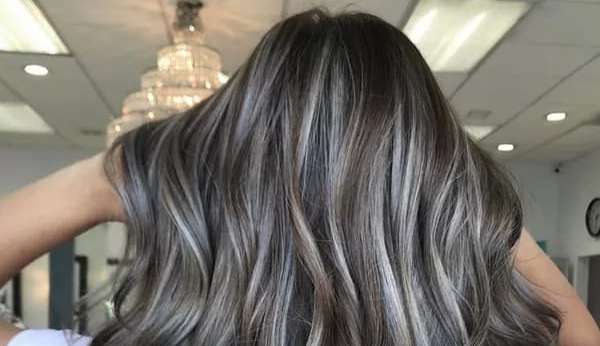 Grisalho com orgulho: Conheça a nova técnica para fazer a transição