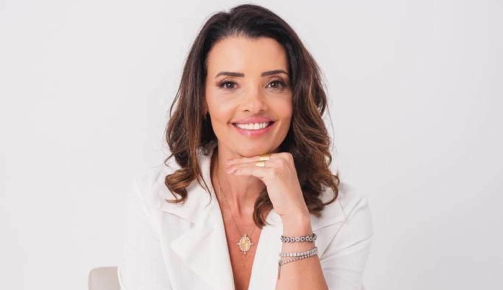 Renata Fraga raspou seus cabelos, em 2016, para gritar para o mundo que a saúde dos cabelos está no couro cabeludo.