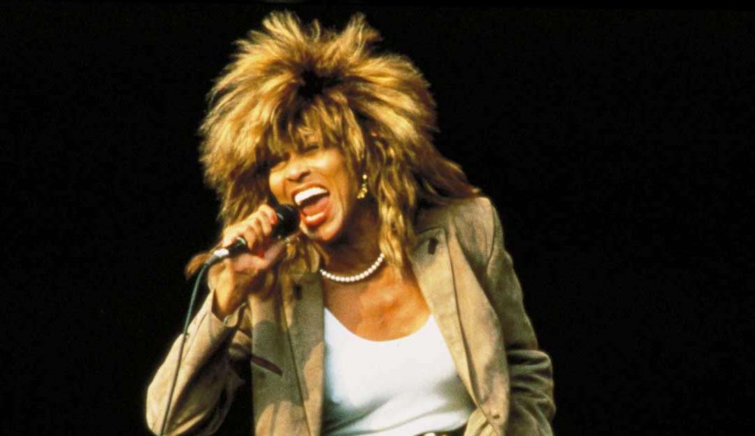 Do rock ao glamour: os looks emblemáticos de Tina Turner que marcaram época