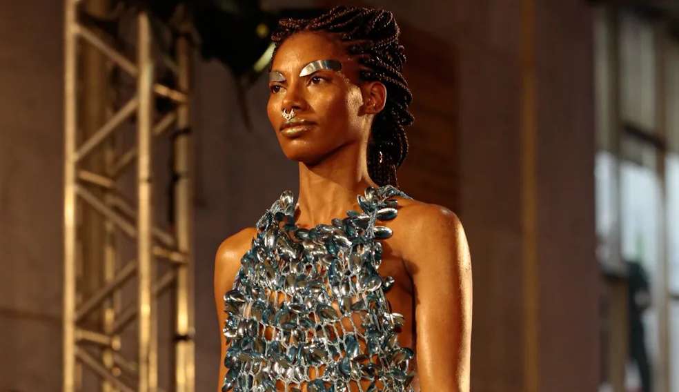 Tina Calamba é destaque na passarela da SPFW