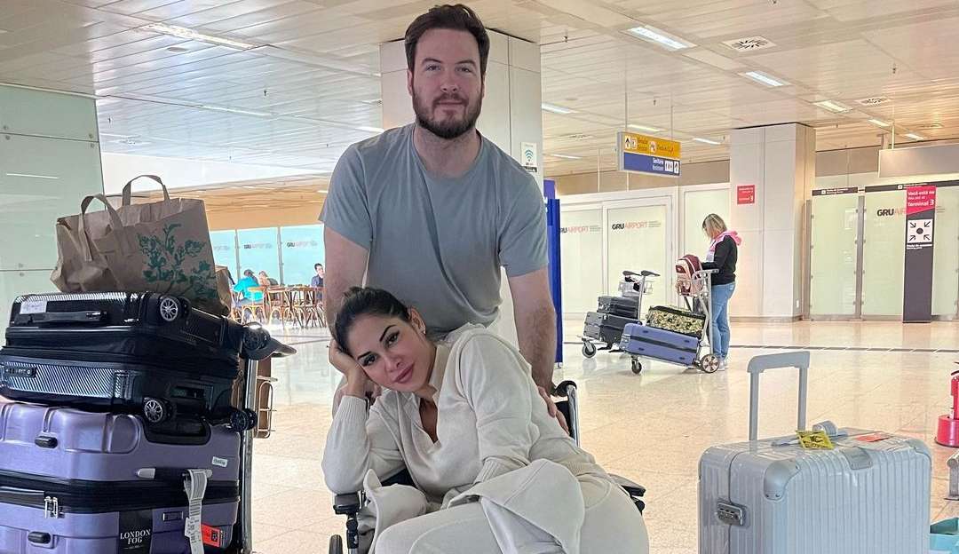Maíra Cardi surpreende fãs em publicação usando cadeira de rodas em aeroporto
