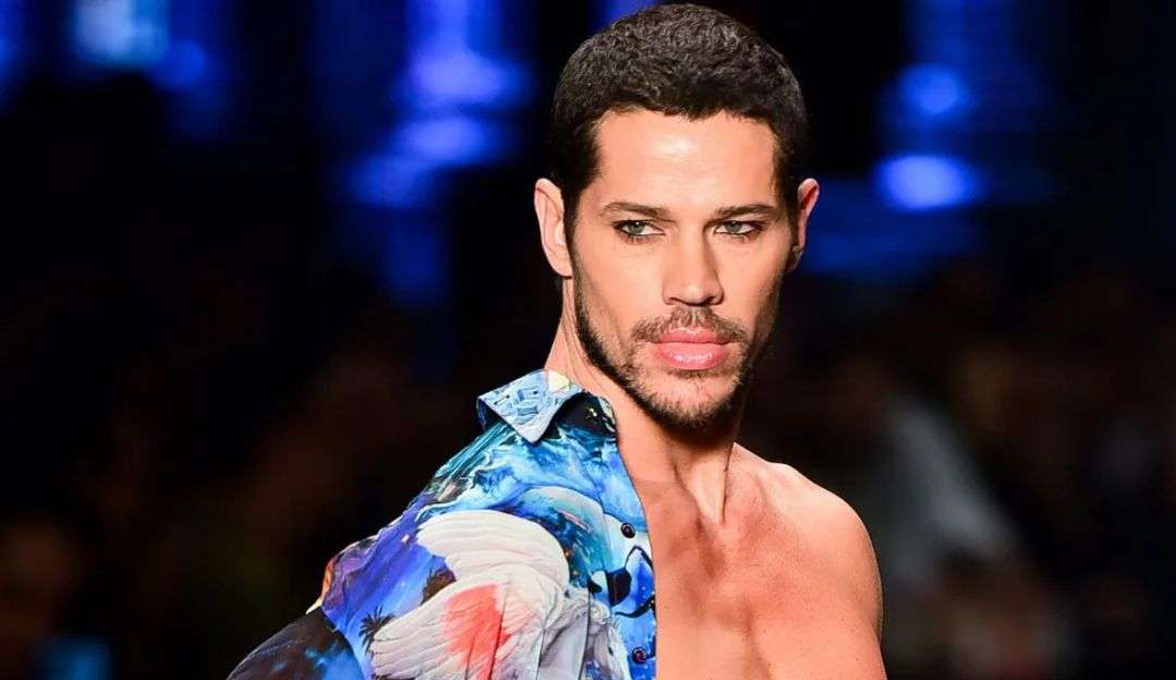 José Loreto usa sunga fio-dental e rouba a cena no SPFW 23