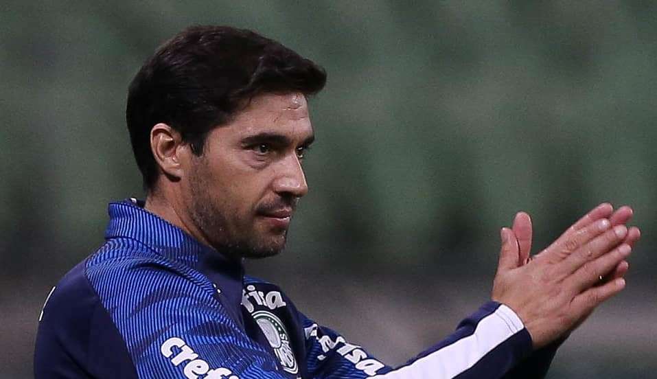 Técnico do Palmeiras, Abel Ferreira, pode ser denunciado pelo STJD por tomar celular da mão de jornalista