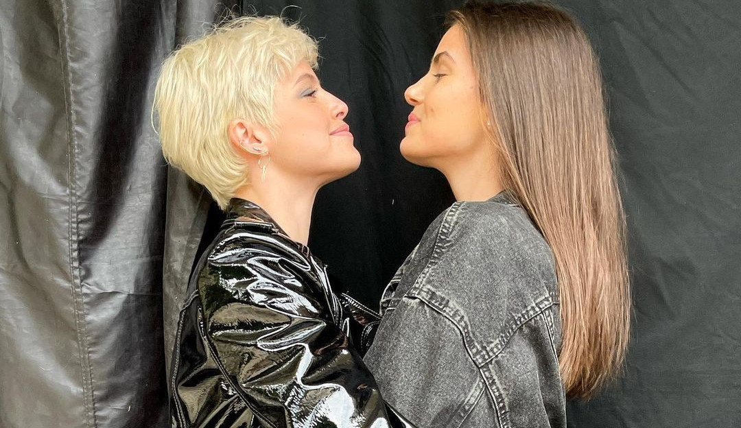 Agatha Moreira e Camila Queiroz se reencontram nos bastidores de Verdades Secretas 2