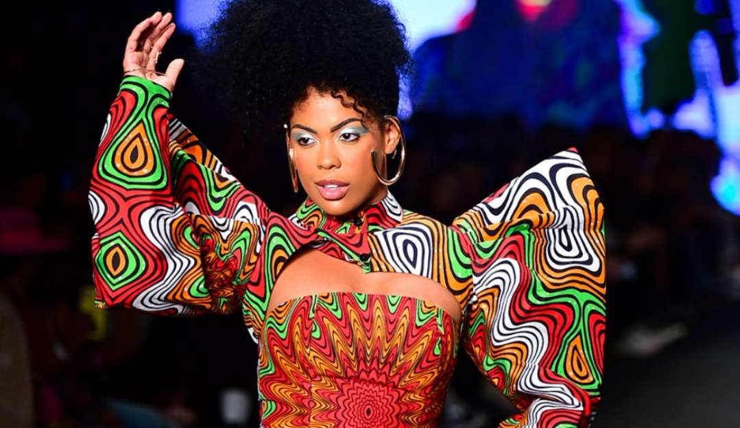 Pele glow, metalizado e iluminador intenso são tendências no SPFW