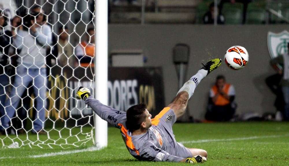 Defesa memorável de Victor na Libertadores completa 10 anos; relembre a história do jogo