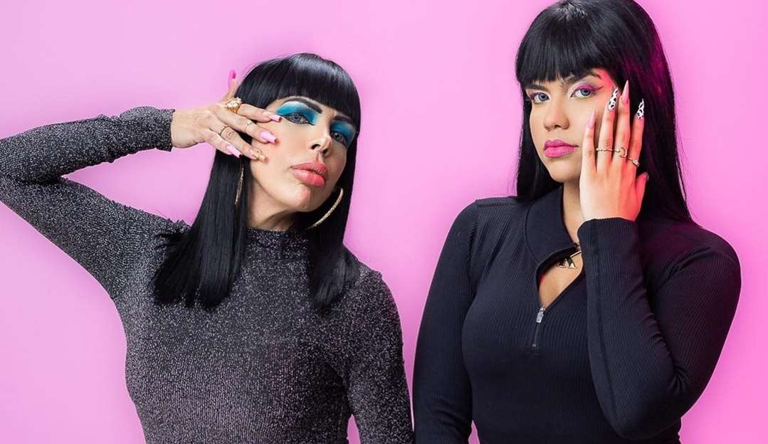 Influenciadoras serão investigadas após entregarem macaco de pelúcia e banana para crianças negras