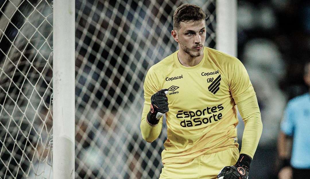 Bento, herói do Furacão, ironiza torcida do Botafogo após foguetório em hotel