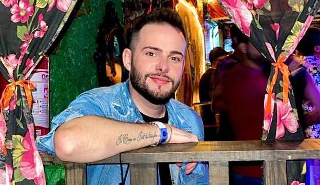 Morre Julyer Rodrigues, maquiador de cantoras sertanejas