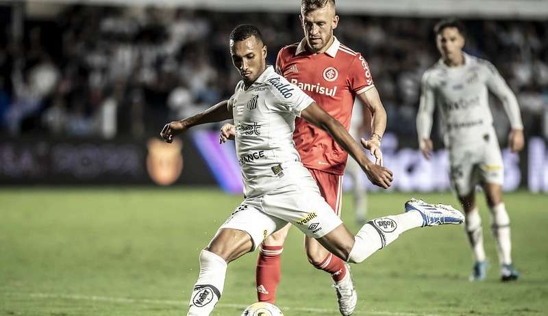 Santos e Internacional duelam pelo Brasileirão na Vila Belmiro