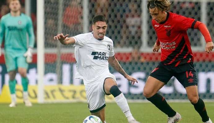 Athletico enfrenta o líder Botafogo pelo Brasileirão na Arena da Baixada