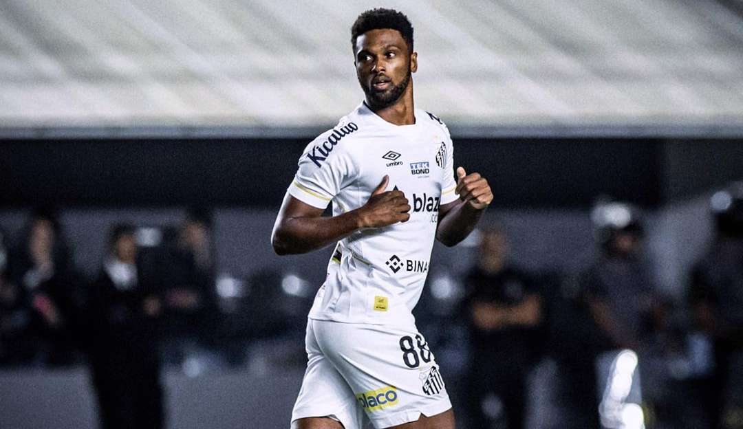 Bruno Mezenga registra boletim do ocorrência após crime de racismo