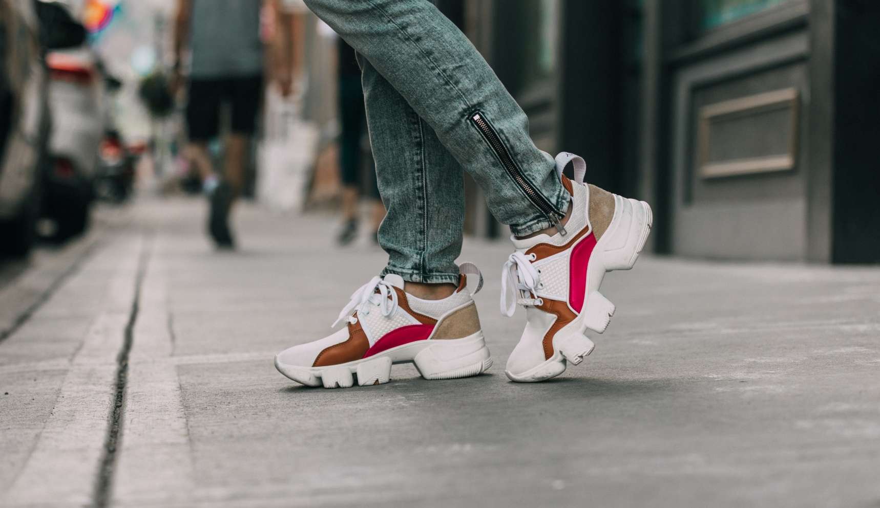 Confortável e estiloso: conheça a tendência dos Dad Shoes