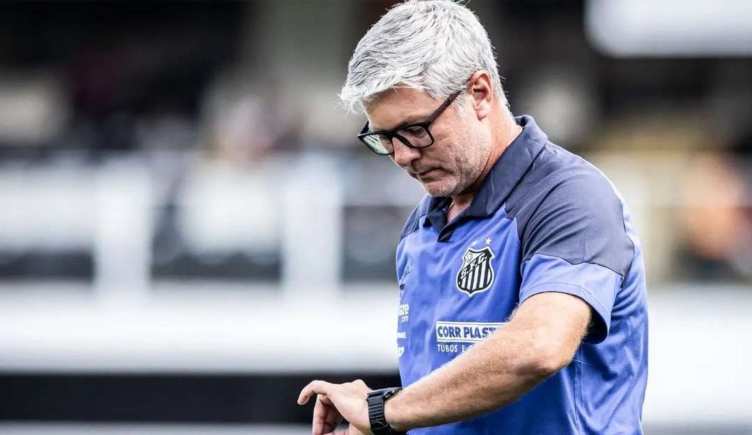 Torcida do Santos faz protestos após mais um empate, dessa vez contra o Internacional pelo Brasileirão