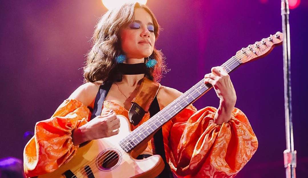 Manu Gavassi homenageia Rita Lee no João Rock e se emociona no palco