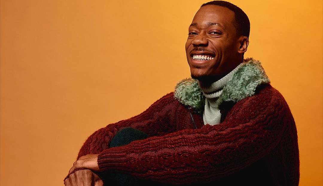 Tyler James Williams critica pessoas que questionam sua sexualidade