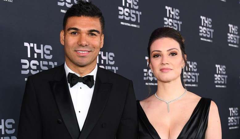 Esposa de Casemiro se pronuncia e protege o marido de acusações de traição