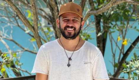 Poeta Bráulio Bessa é internado em UTI com Covid-19