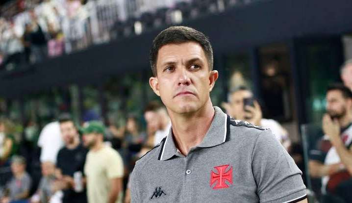 Técnico do Vasco sofre com protestos da torcida após derrota contra o Flamengo