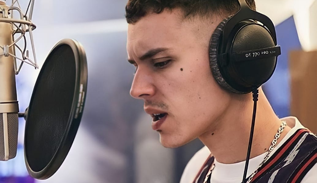 Arón Piper, ator de ‘Elite’, está no Brasil para gravar uma parceria musical