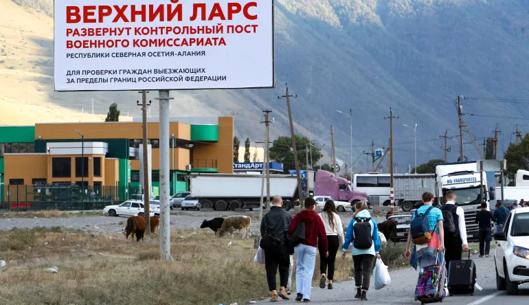 Centenas de milhares de cidadãos russos deixam o país