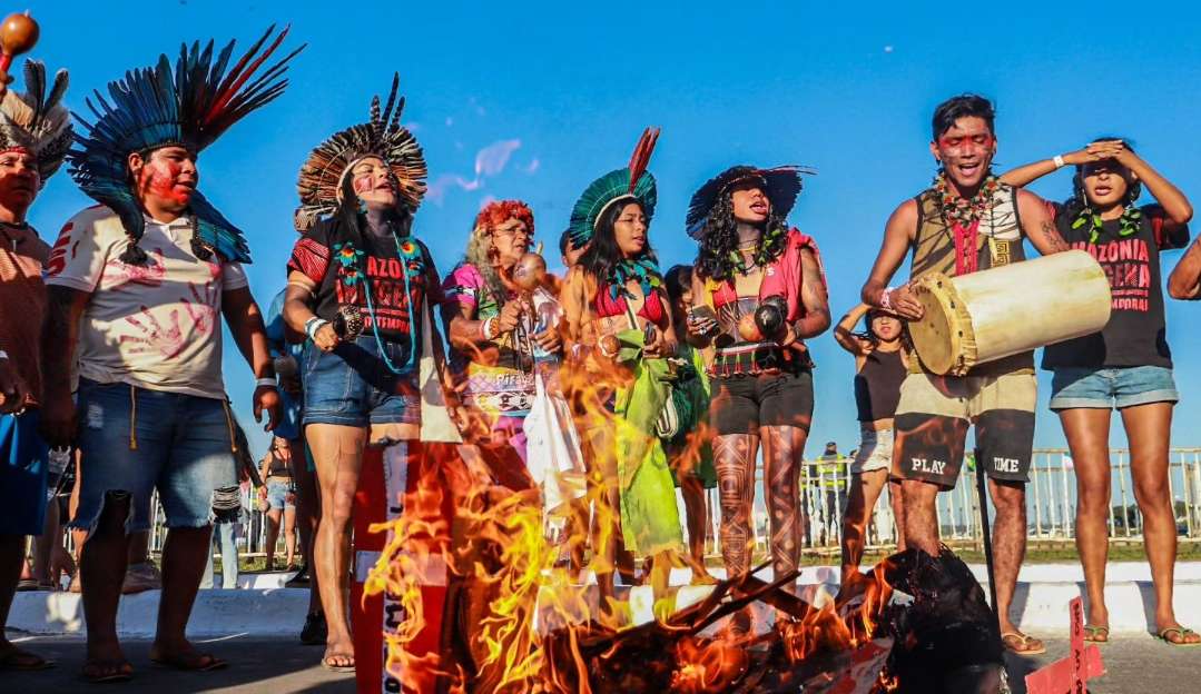 Indígenas queimaram um caixão em protesto contra o marco temporal no DF