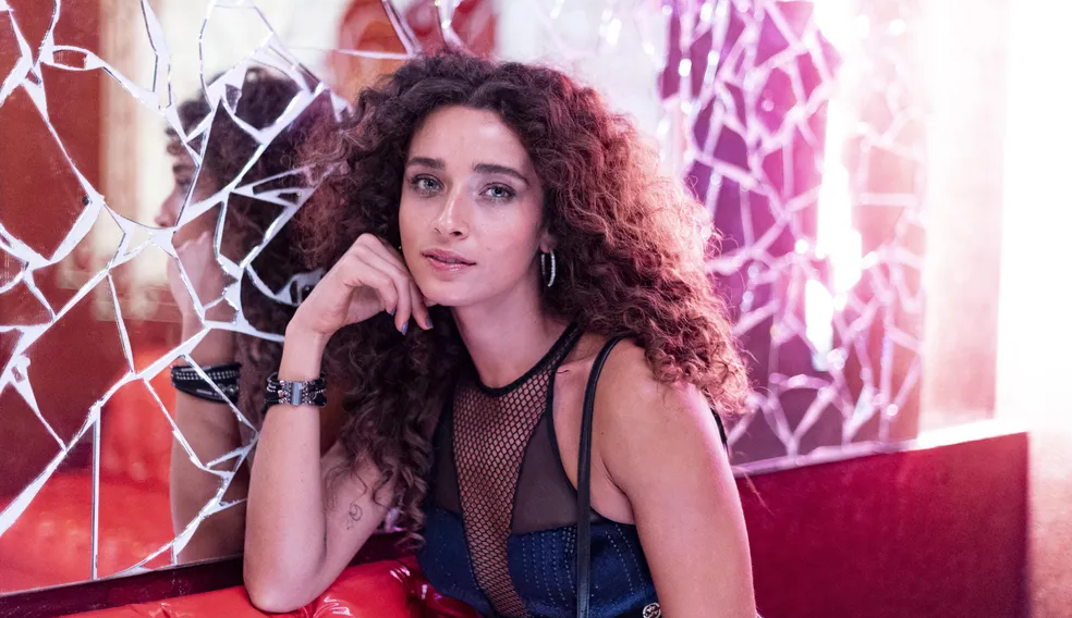 Letícia Laranja fala sobre cenas sensuais com Cauã Reymond e boatos de romance com Igor Angelkorte