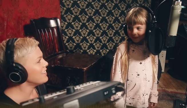 P!nk canta com filha na abertura de nova turnê