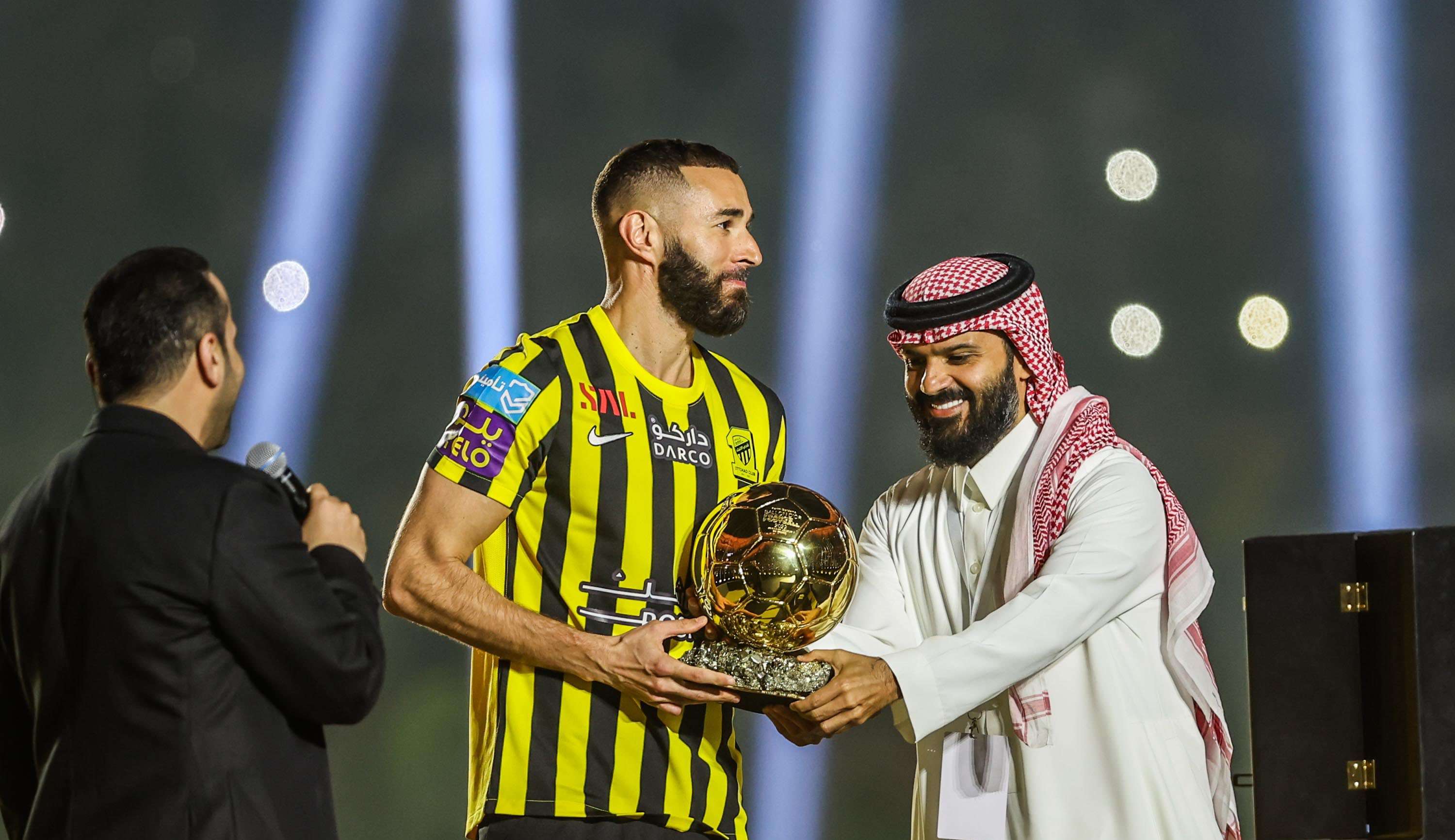 Exibindo a Bola de Ouro, Benzema é apresentado no Al-Ittihad