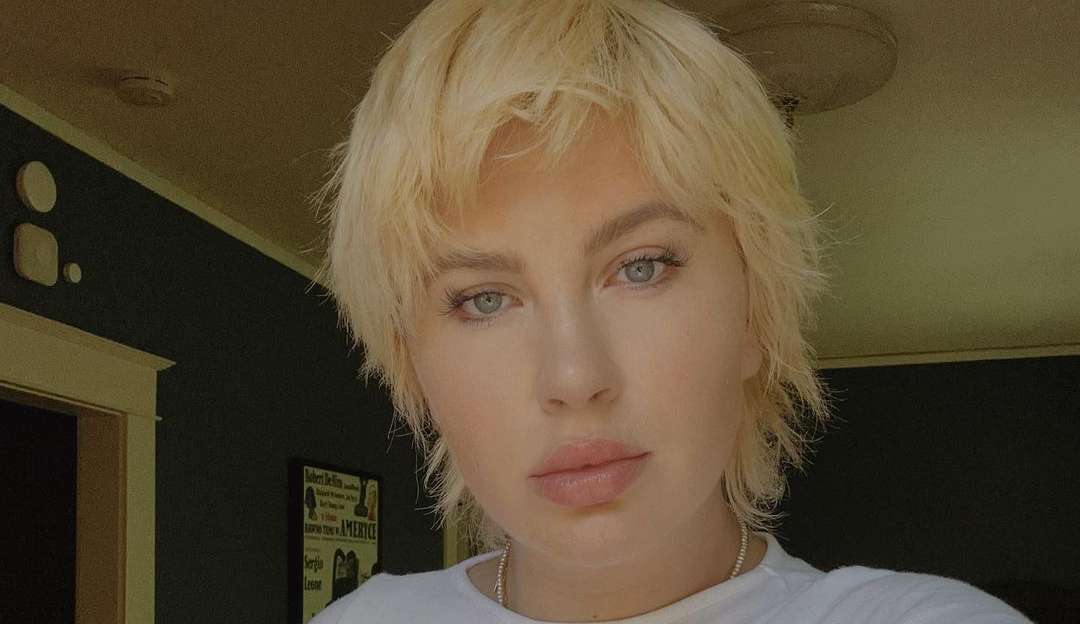 Ireland Baldwin reflete sobre redes sociais, família e maternidade