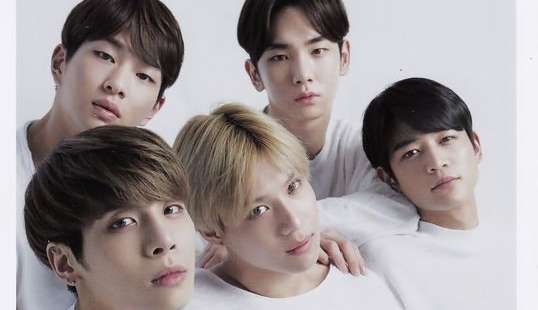 SHINee leva os fãs em uma jornada emocionante no incrível videoclipe de “The Feeling”