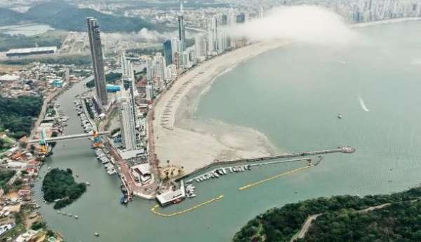 Praia em Balneário Camboriú perde 70 metros de faixa de areia após erosão marítima