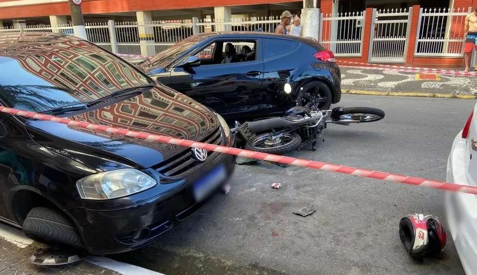 Vítima de assalto em semáforo persegue e atropela criminosos em praia grande