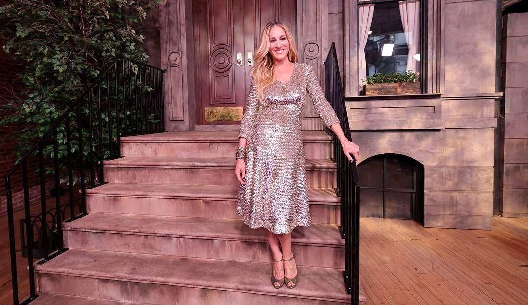 Sarah Jessica encarna Carrie Bradshaw em celebração de 25 anos de Sex and the City