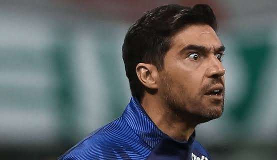 Técnico Abel Ferreira justifica-se em coletiva após confusão na beira de campo