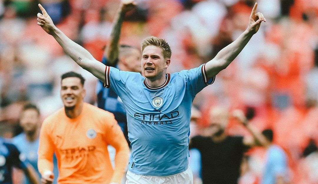 Kevin De Bruyne posa com a camisa do Palmeiras durante a celebração do título da Champions