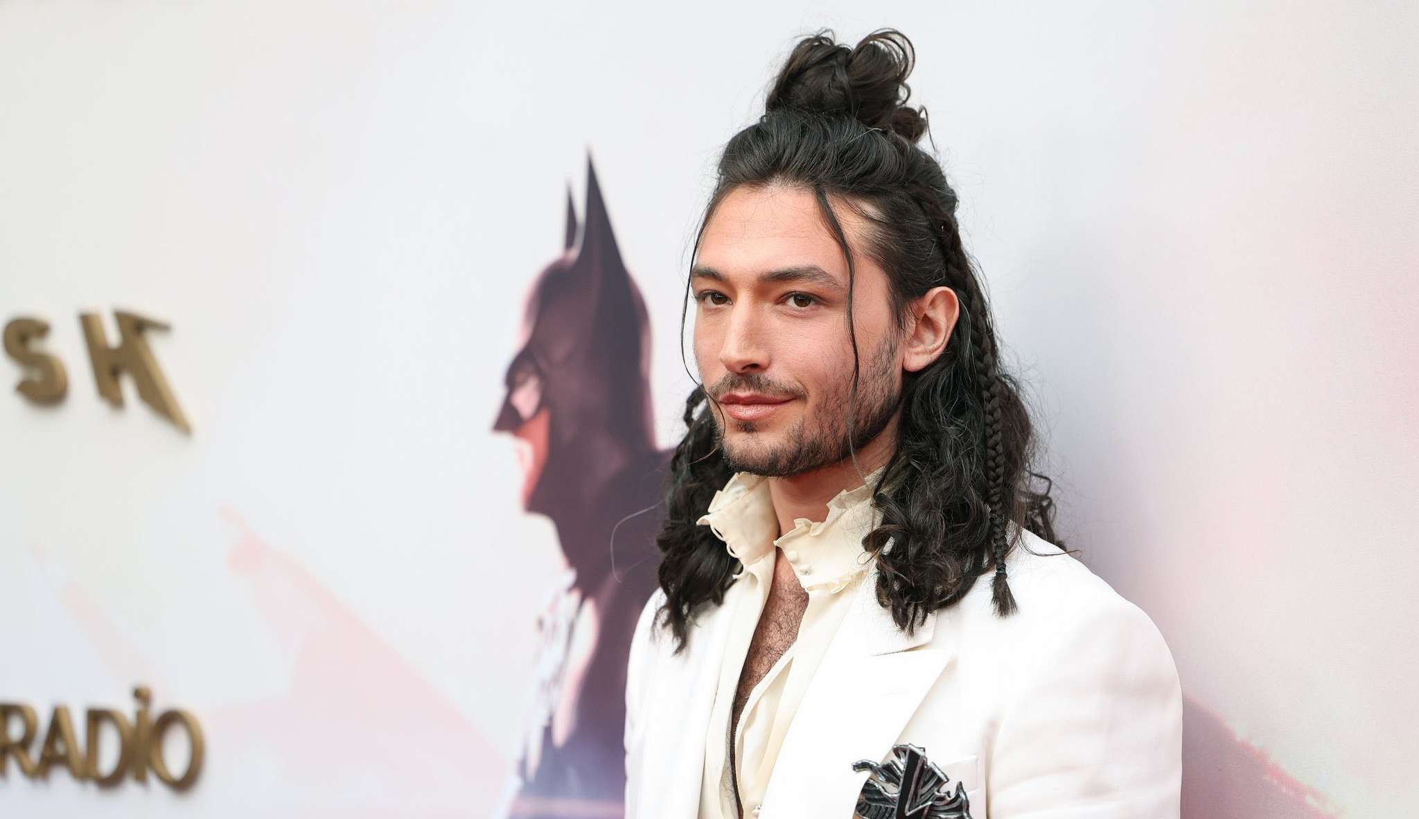 Ezra Miller faz sua primeira aparição pública após acusações em première de “The Flash”