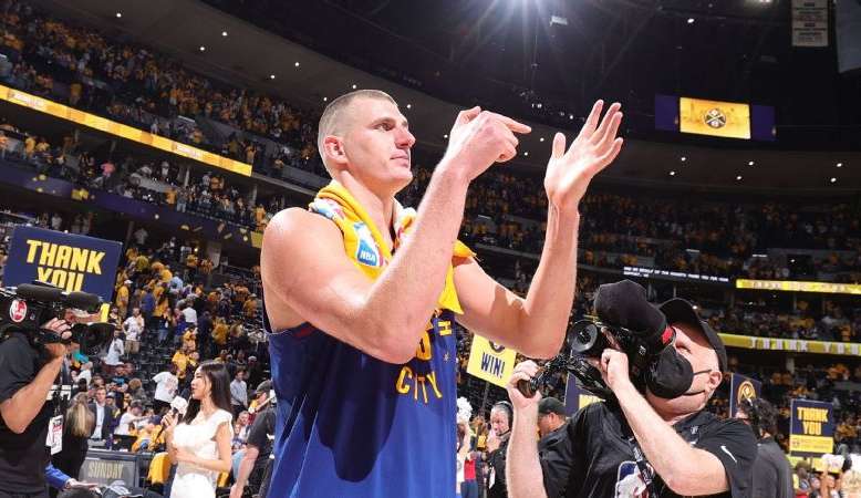 Jokic tem desempenho histórico nas Finais e registra números inéditos na NBA