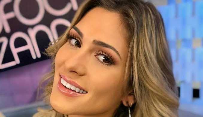 Lívia Andrade é vacinada contra a Covid-19 nos EUA