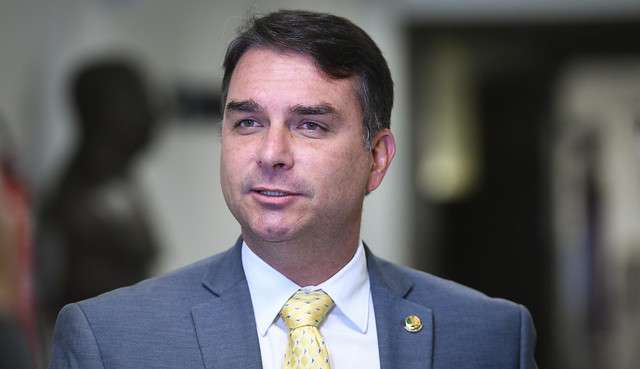 Análise de ação contra Flávio Bolsonaro por possível ligação com milícia é adiada pelo Conselho de Ética