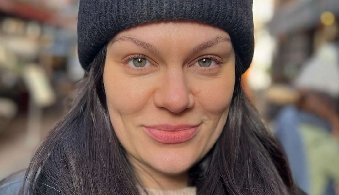 Jessie J fala sobre maternidade e mostra corpo seminu pós-parto