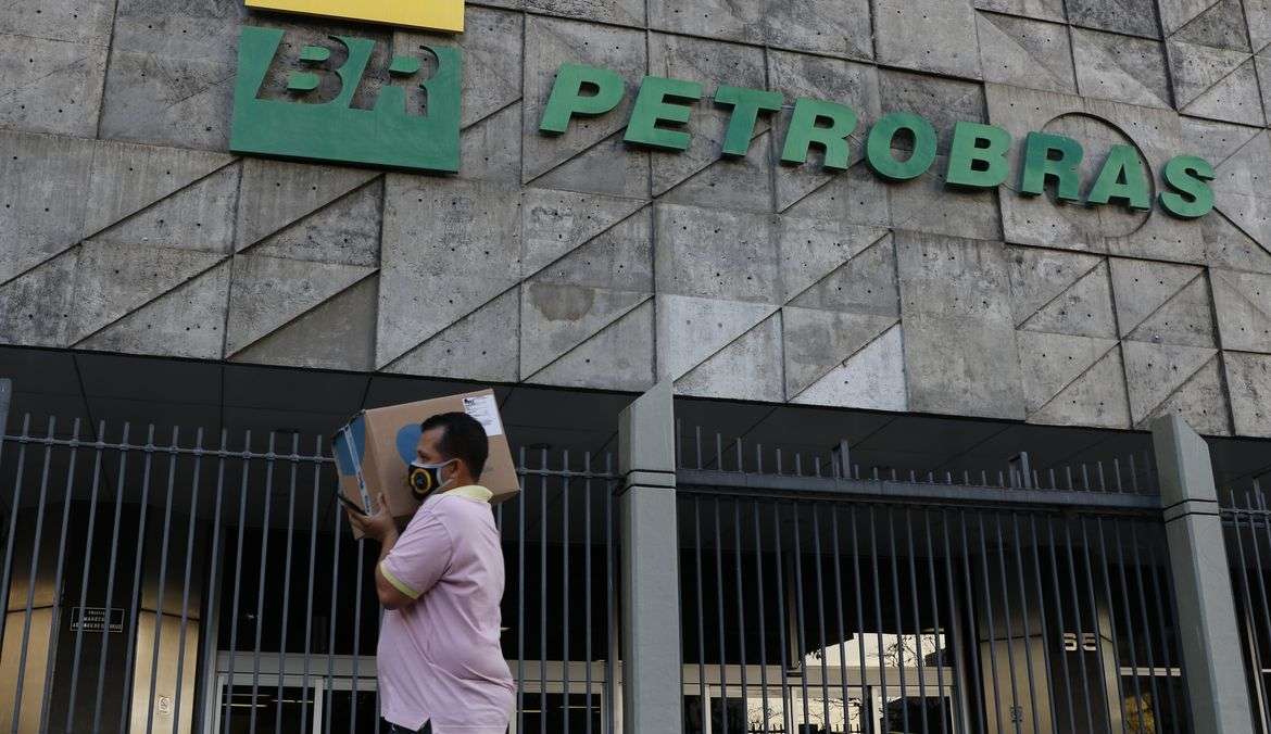 Petrobras anuncia redução de 4,66% no preço da gasolina para distribuidoras