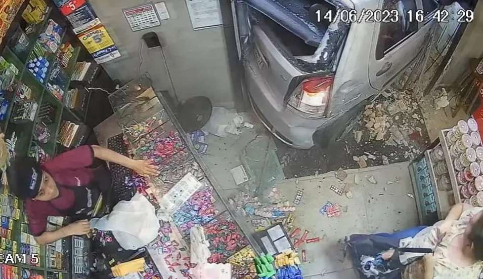 Carro descontrolado invade panificadora em Betim