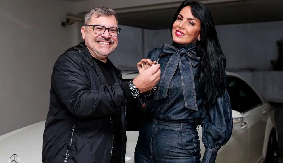 Filho de Hebe Camargo vende Mercedes da coleção da apresentadora