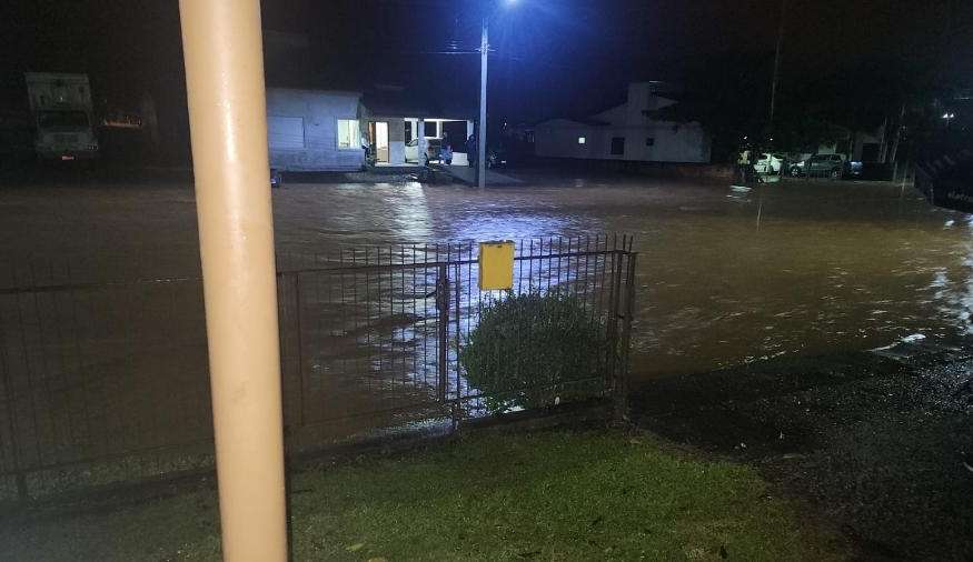 Ciclone em Santa Catarina causa deslizamentos em três cidades e aulas são suspensas