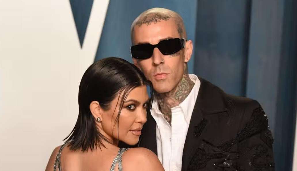 Kourtney Kardashian surpreende Travis Barker com anuncio inusitado de gravidez