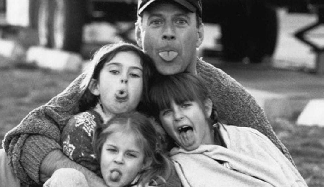 Demi Moore compartilha foto antiga de Bruce Willis em comemoração ao Dia dos Pais