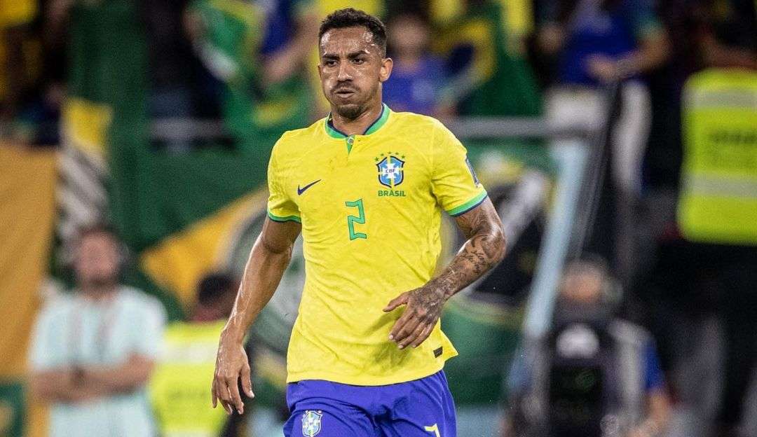 Danilo é homenageado pelo presidente da CBF após completar 50 jogos pela Seleção Brasileira