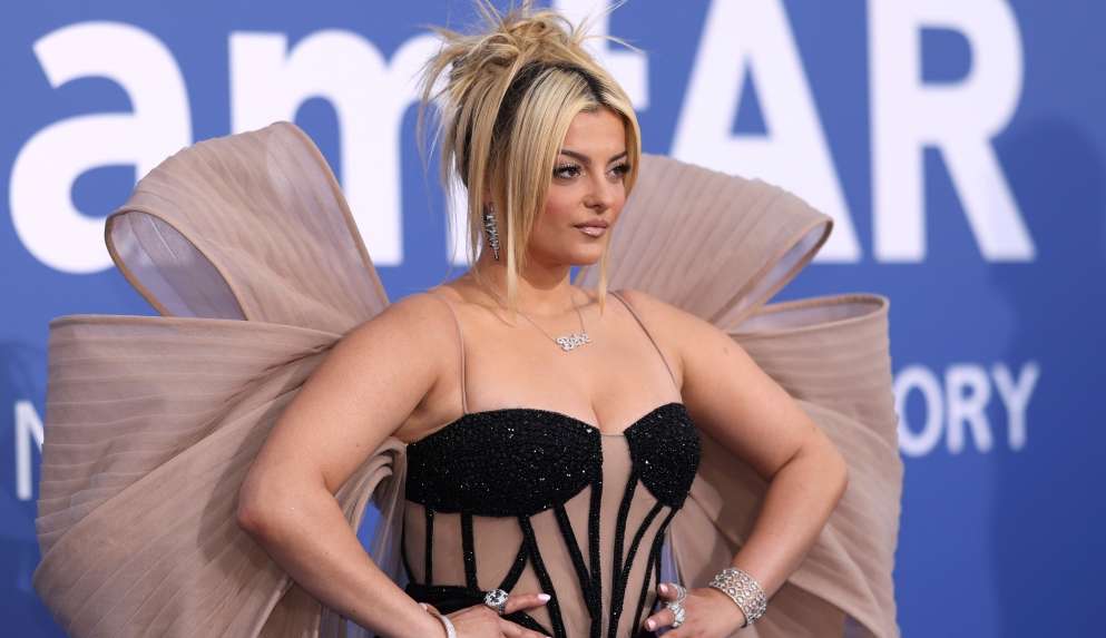 Cantora Bebe Rexha é atingida por celular durante apresentação