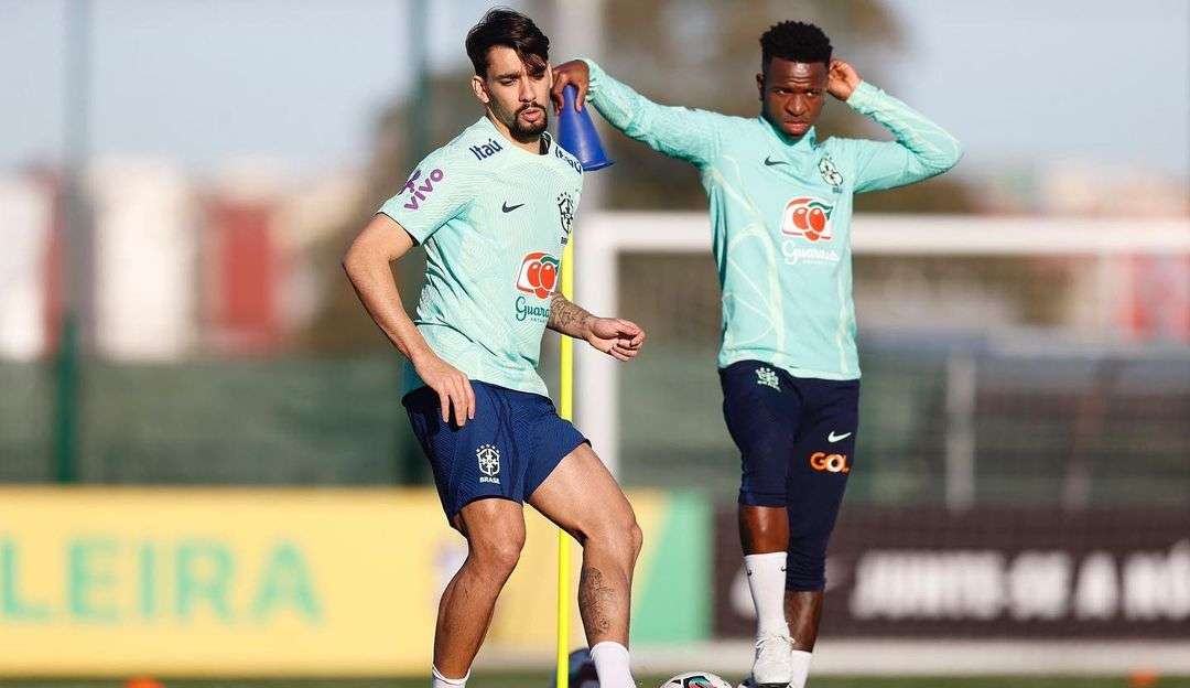 Vini Jr. e Paquetá celebram com torcedores da embaixada do Flamengo em Lisboa